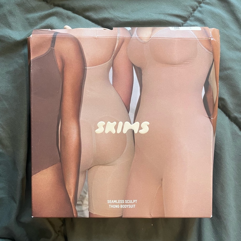 Skims Seamless Sculpt Thong Body Suit in Clay, Size L